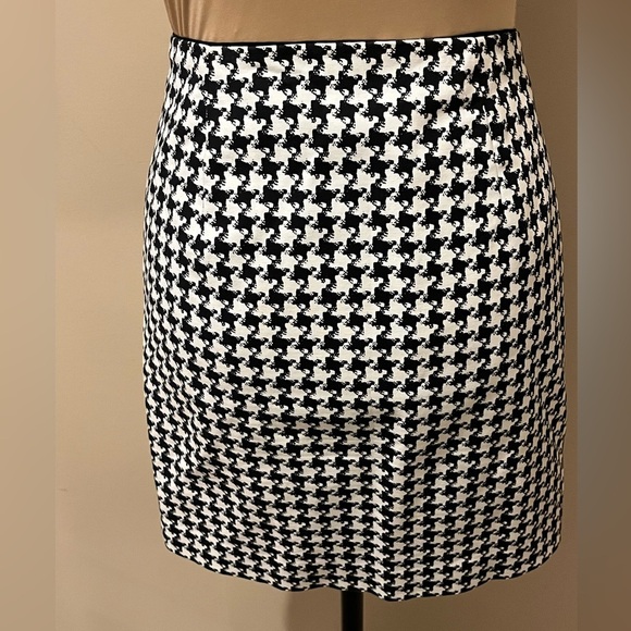 WHBM Stylish Black and White Houndstooth Mini Skirt, size 2 - Picture 4 of 9